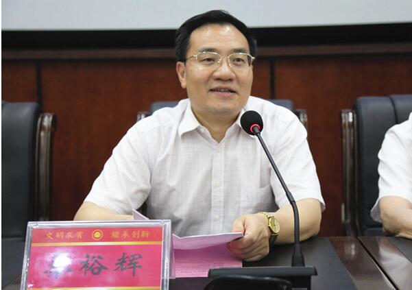 校长、校(院)党委副书记秦裕辉主持专场学术报告会